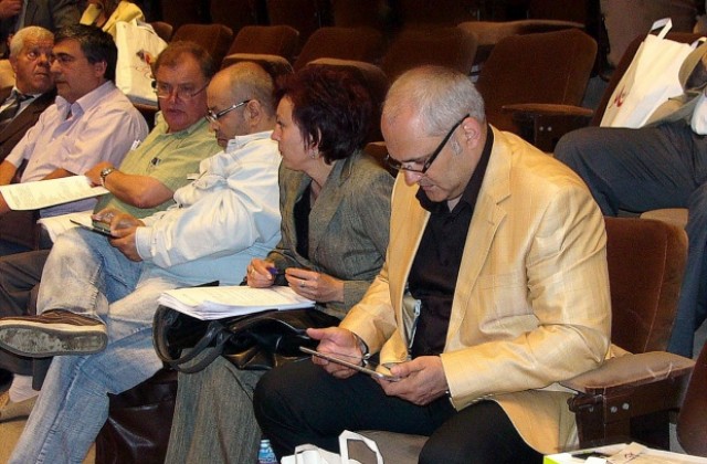 На сесията: Съветници убиват скуката с игри на служебните таблети