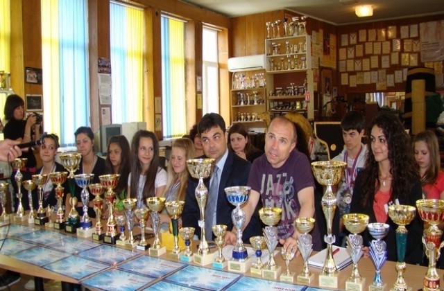 Тихомир Митев с отличието Деец на културата в Димитровград