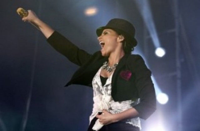 Нели Фуртадо пуска новия си албум чак през септември