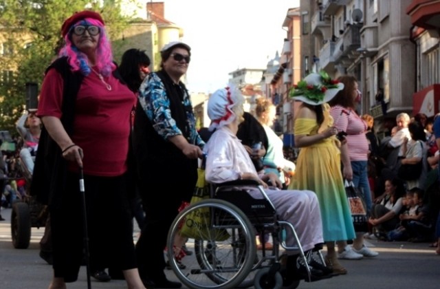 В Деня на Карнавала - със съкратено работно време, апелира кметът