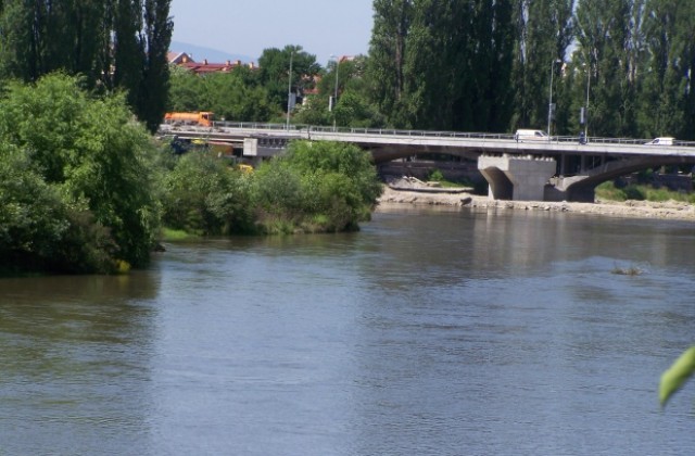 Нивото на река Марица е под критичните нива в Пловдив - оранжевият код остава
