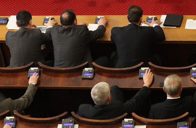 Трансфер прозорец и за политиците