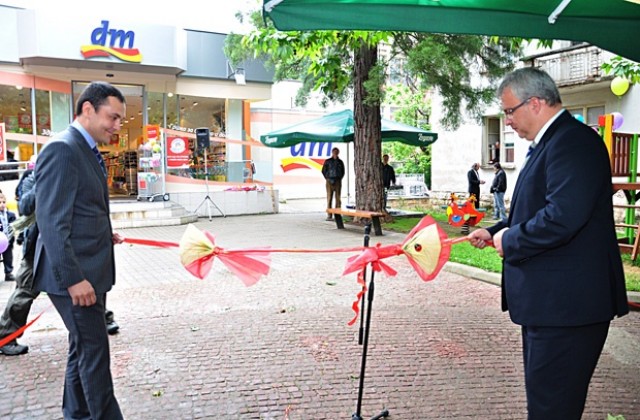 Търговска верига подари детска площадка на Враца