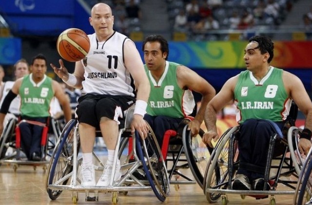 Баскетболисти в инвалидни колички? Възможно е!