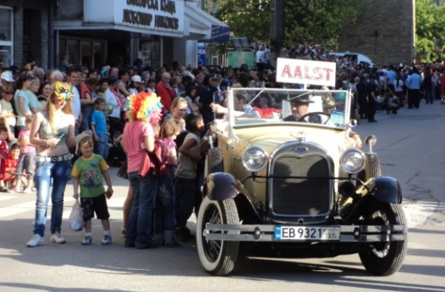 Изложение на ретро автомобили