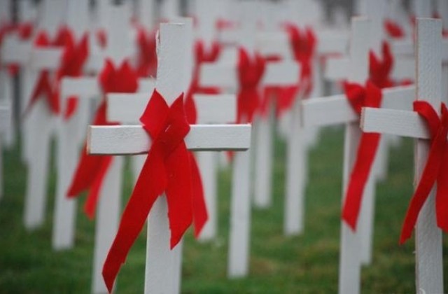 С 200 свещи отбелязват Световния ден за съпричастност към болните от ХИВ/СПИН