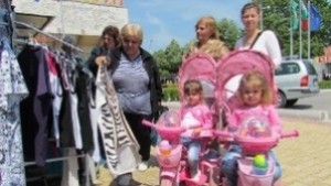 Деца от Райна княгиня манекени на пазара в Димитровград