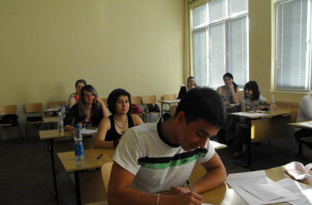 2372 деца на изпит утре