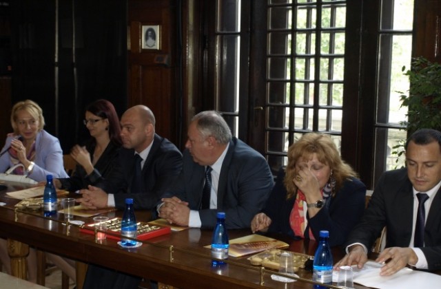 Шампанско и сълзи на награждаването за най-добрия район за живеене. Р. Петрова хвърли обвинения срещу Дарик и 24 часа