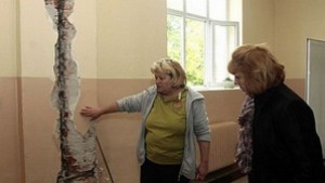 Напукана стена в 18о СОУ в София след силния трус