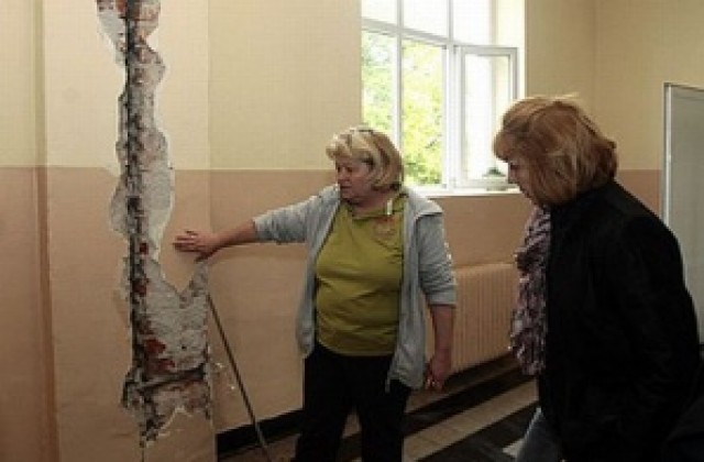 Напукана стена в 18-о СОУ в София след силния трус