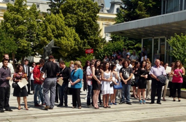 Шейсет и двама пълни отличници изпращат средните училища в Силистра