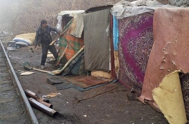 Полицията прибра деца от палаткови лагери на роми край Стара Загора