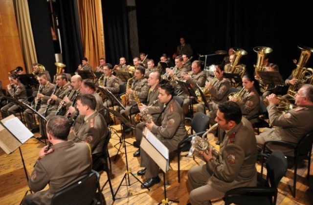 Военният оркестър изнася концерт за 24 май