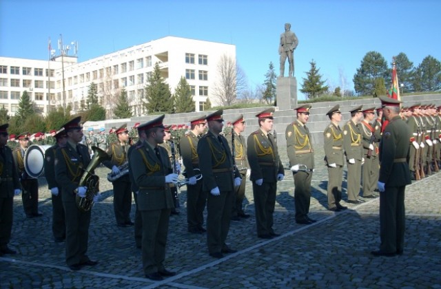 Награждават магистри с отличен успех в НВУ