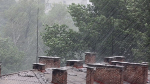 Буря и дъжд над София на места падна градушка