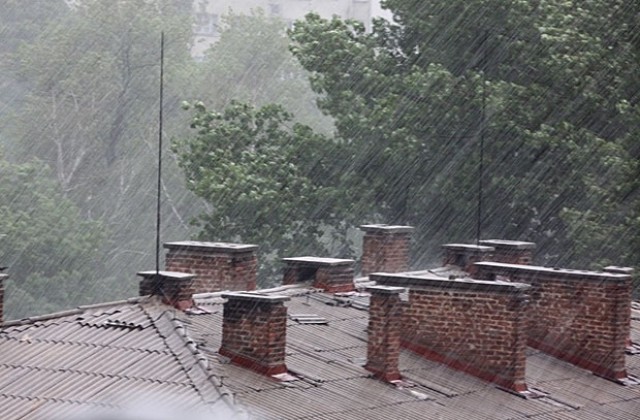 Буря и дъжд над София, на места падна градушка