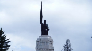 Свалиха короната на Майка България позлатяват я