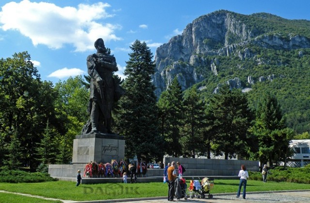 Церемонията по изпращането на походниците, по традиция, се провежда на централния градски площад Христо Ботев във Враца.