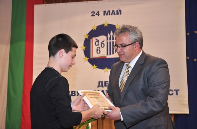 Наградиха най-добрите ученици от Враца