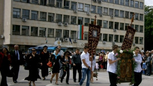 Стотици дойдоха за празничното шествие