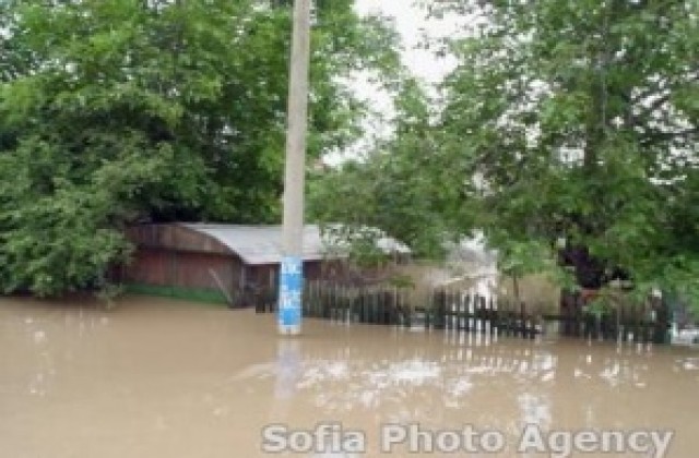 Няма селища без ток и вода в Община Златарица, строят понтон до разрушен мост