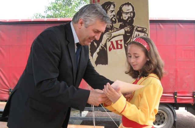 Община Мездра награди изявени ученици и учители по случай 24 май