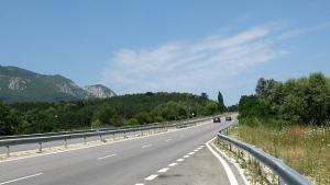 Катастрофирал ТИР блокира магистралата за час