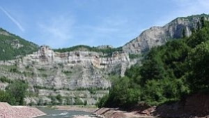 Огромен скален къс затвори четвъртокласен път