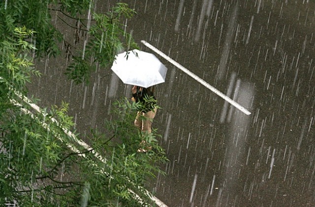 Синоптиците предупреждават за проливни валежи