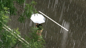 Дъждът продължава в сила е жълт код