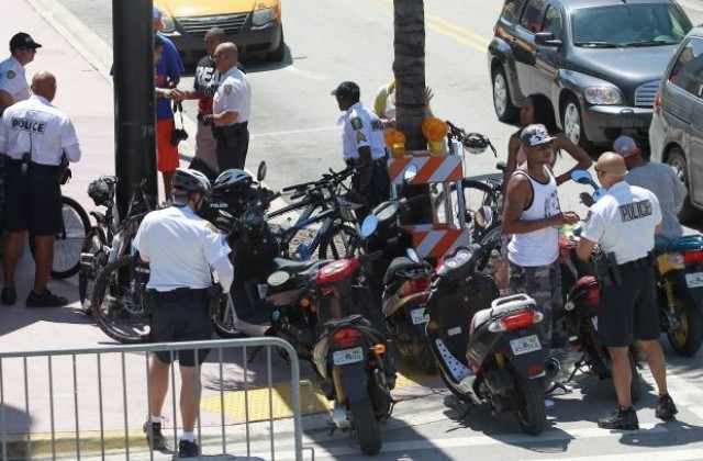 Полицията в Маями застреля гол мъж при проява на канибализъм