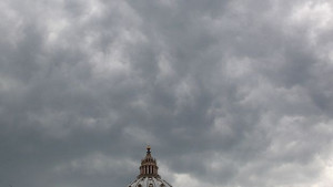 Хаос във Ватикана след ареста на иконом за изтичане на