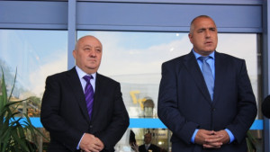 Изплащат на ръка помощите за пострадалите от земетресенията