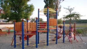 28 детски площадки опасни за игра няма пари за ремонт