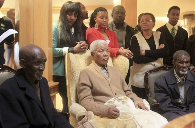 Нелсън Мандела с първа поява от 6 месеца насам