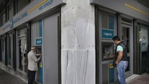 Гръцки банки орязват заплати и закриват филиали