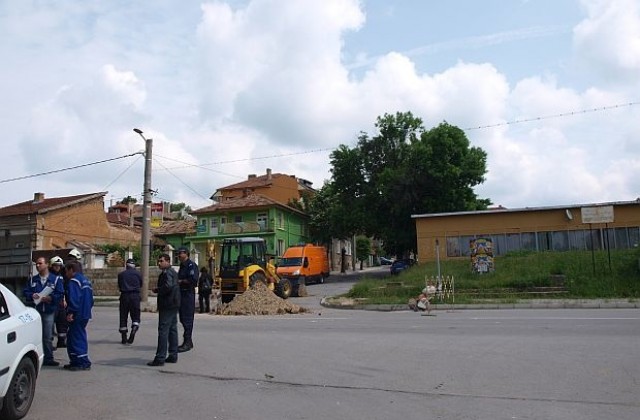 Водопроводчици спукаха тръба с газ в Разград, няма опасност за хората