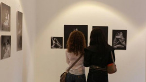 Симеон Лютаков показва красотата на голото женско тяло