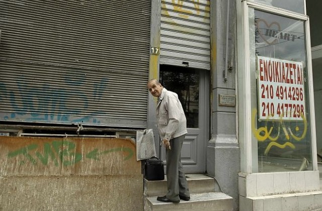 Икономическата криза удари и узото в Гърция