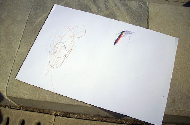 Деца рисуват върху  асфалт