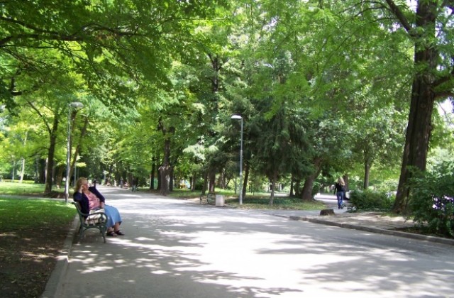 Деца рисуват, пеят и танцуват в Цар Симеоновата градина