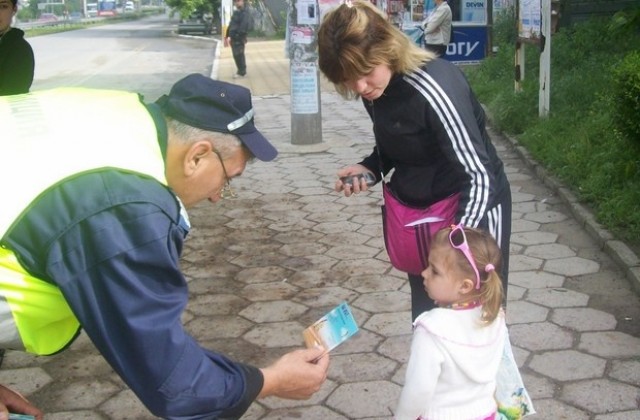 Подаръци от пътни полицаи за най-малките участници в движението