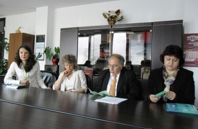 Медиатори и адвокати обсъдиха приложението на медиацията на среща в Добрич