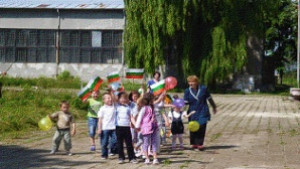 Метин Казак направи подаръци за 1 юни в село Жегларци