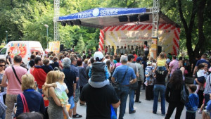 Деца се забавляваха с рисуване уроци по английски и бойни