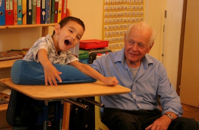 Ученици зарадваха децата от Карин дом за 1 юни