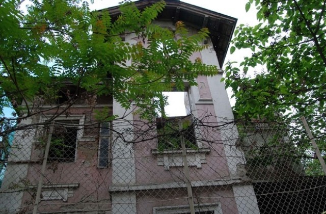 Част от къща рухна в центъра на София