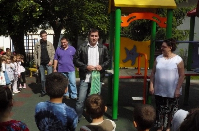 Младежи от БСП зарадваха децата в ОДЗ Чучулига