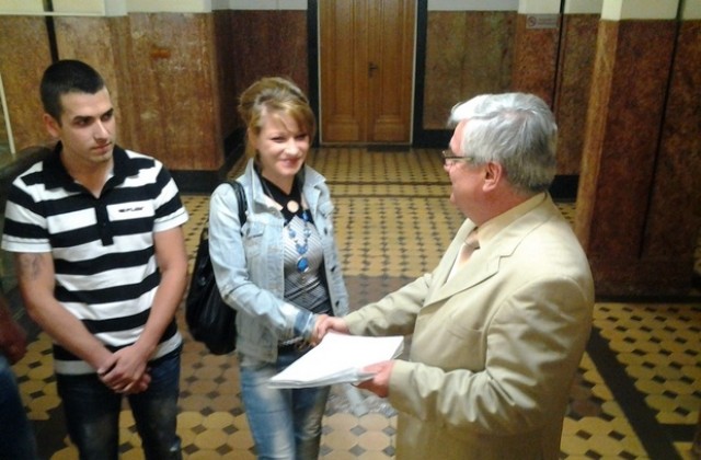 Студенти връчиха подписката си на кмета